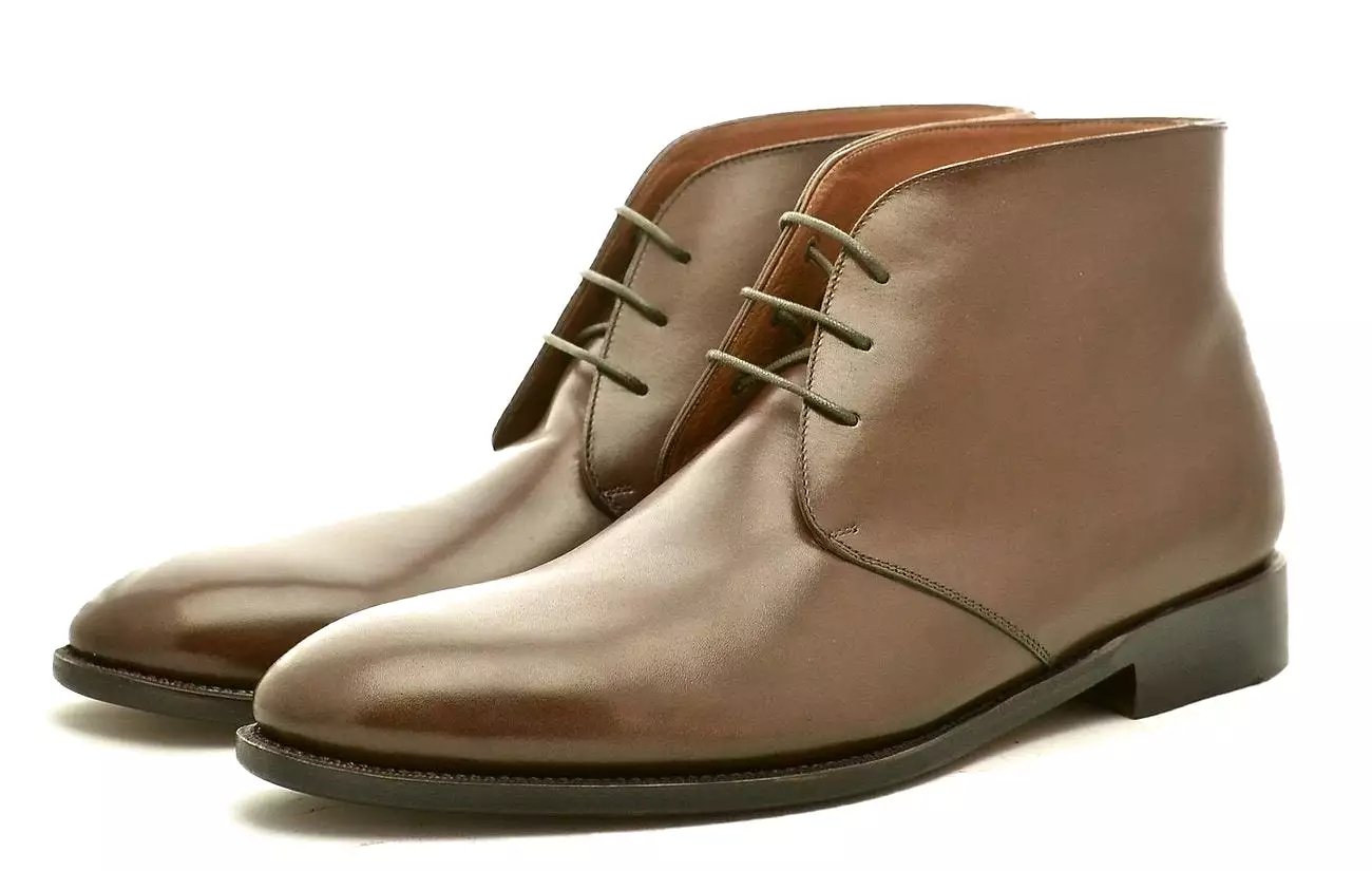 Brown desert boot made of box calf leather.