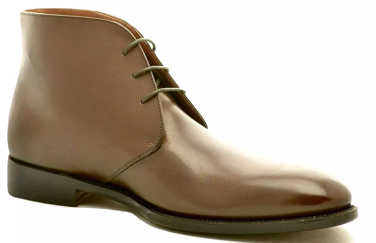 Brown desert boot made of box calf leather.