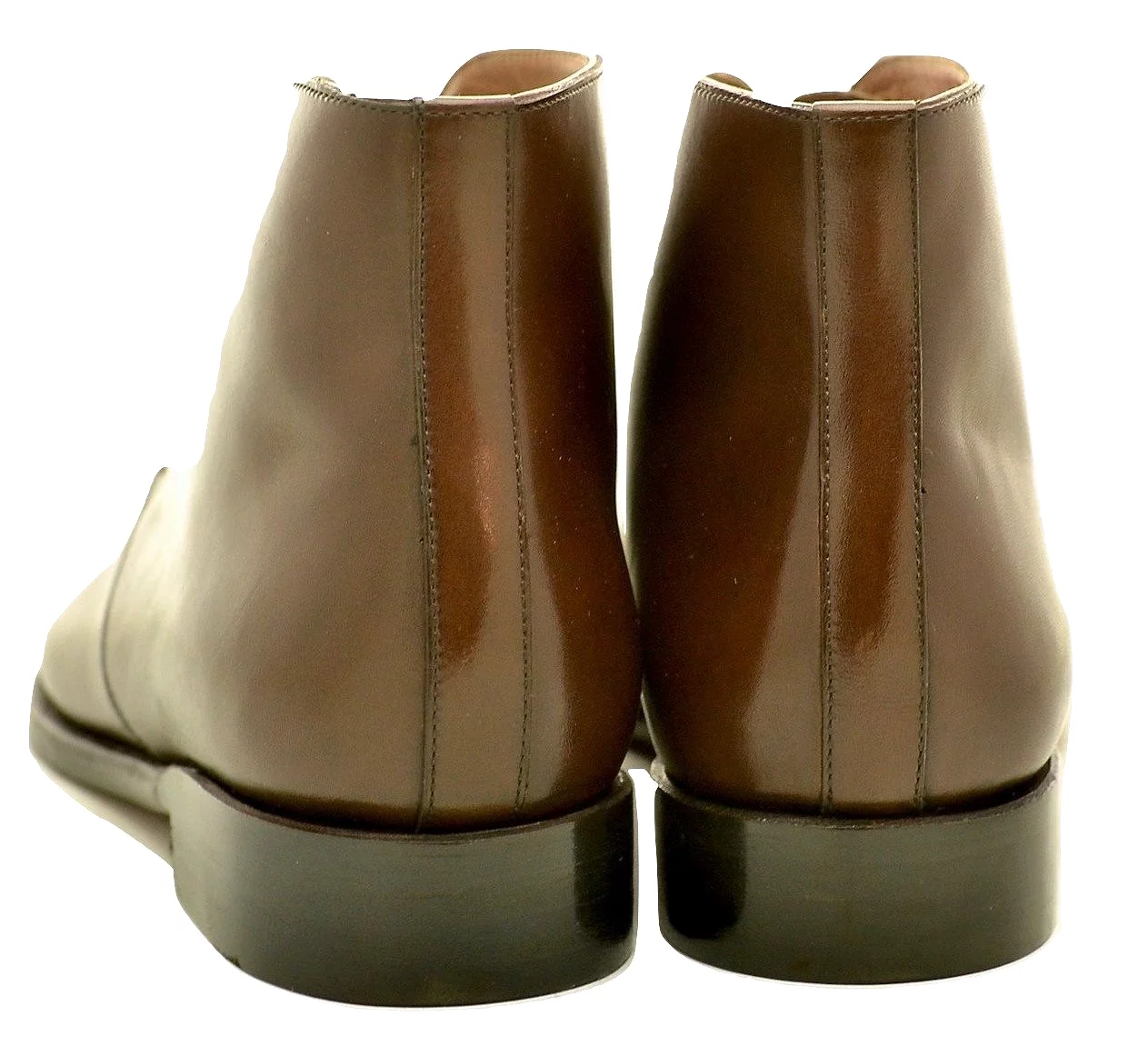 Brown desert boot made of box calf leather.