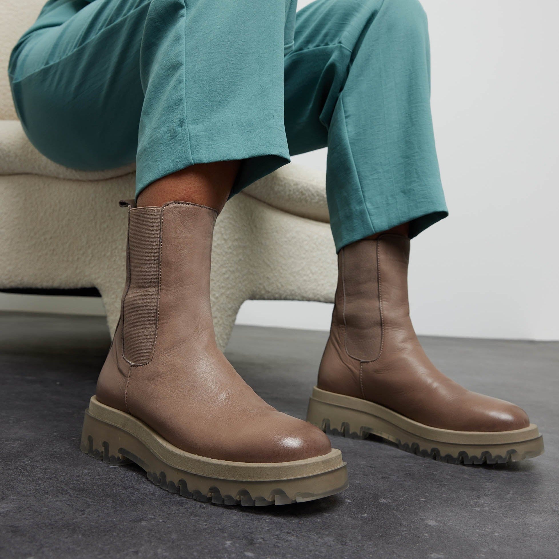 Chelsea Boot Taupe 67.071 - Shop Now