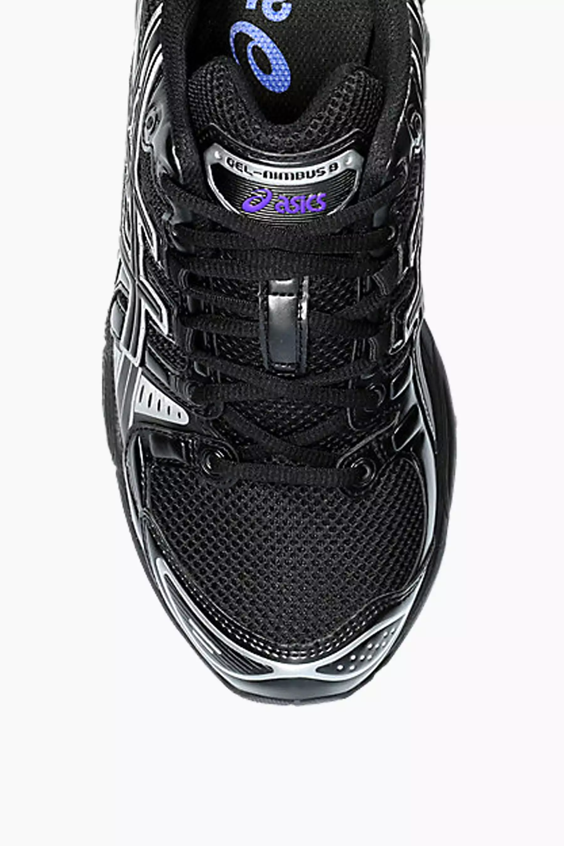 Gel-Nimbus 9 athletic shoes made of mesh and synthetic leather.