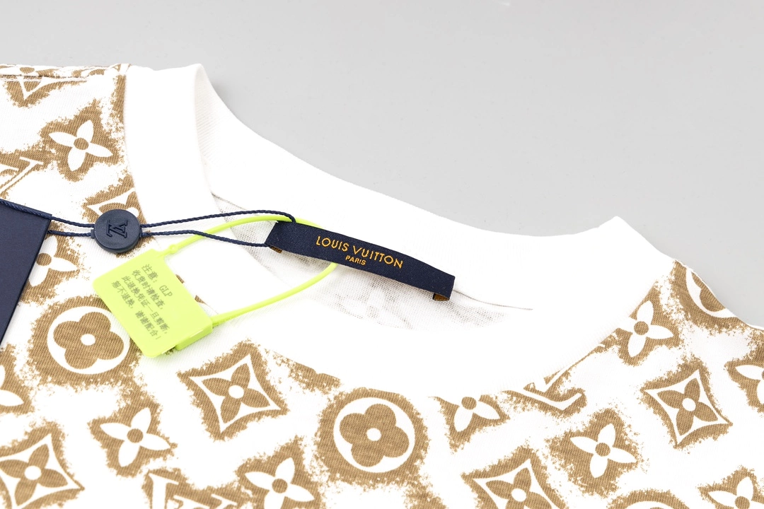 Louis Vuitton 23SS short-sleeved T-shirt in white and yellow, featuring the full body presbyopia logo - 7.11.