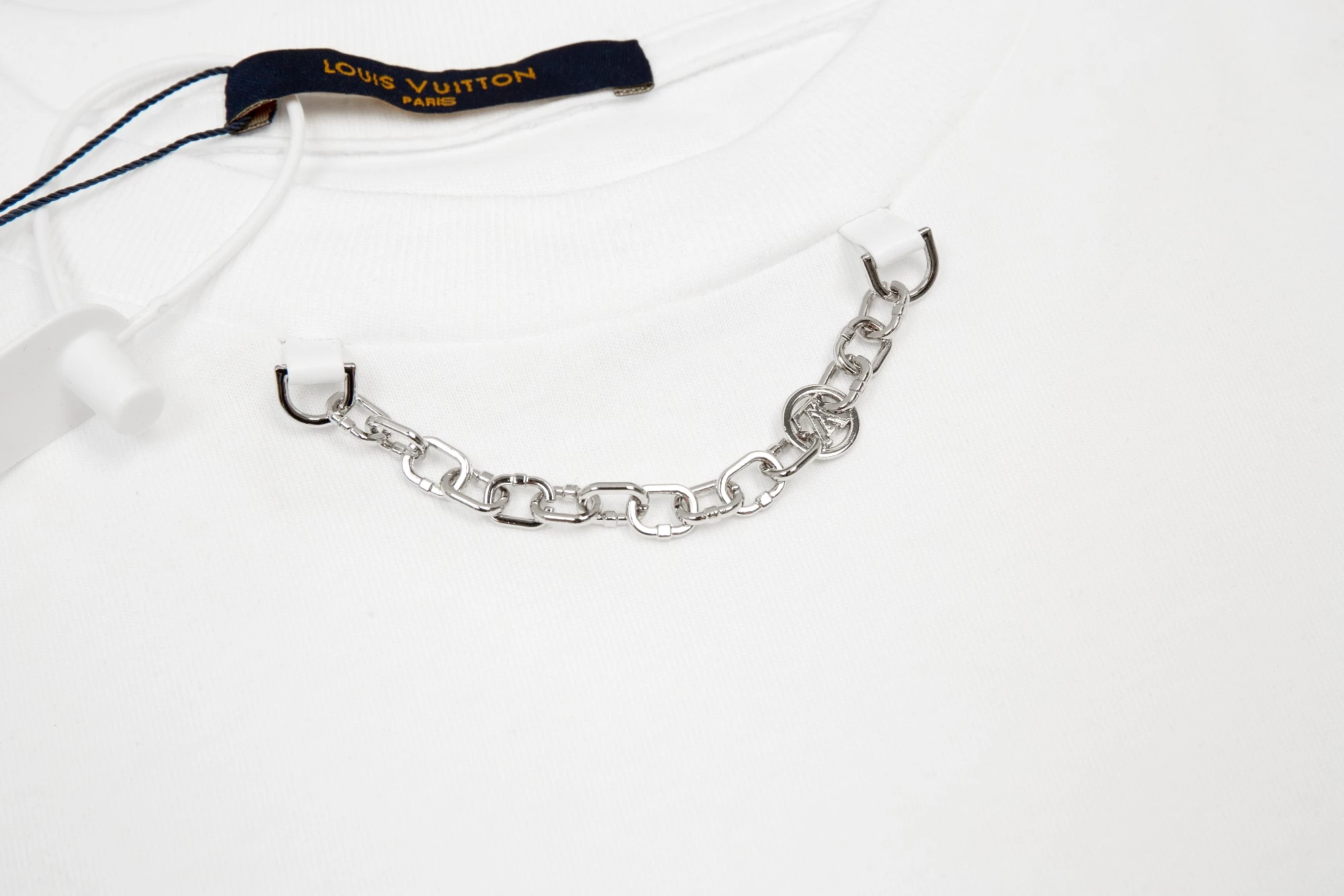 Louis Vuitton white short sleeve t-shirt from the 23ss Resort Summer Limited Collection featuring chain embroidery - size 6.14.