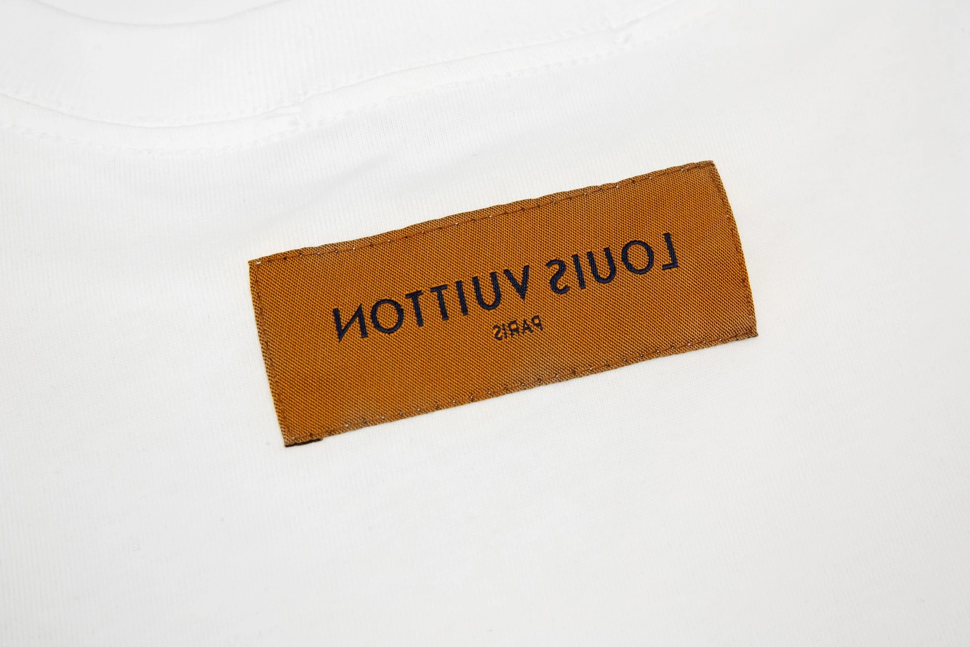 Louis Vuitton white short sleeve t-shirt from the 23ss Resort Summer Limited Collection featuring chain embroidery - size 6.14.