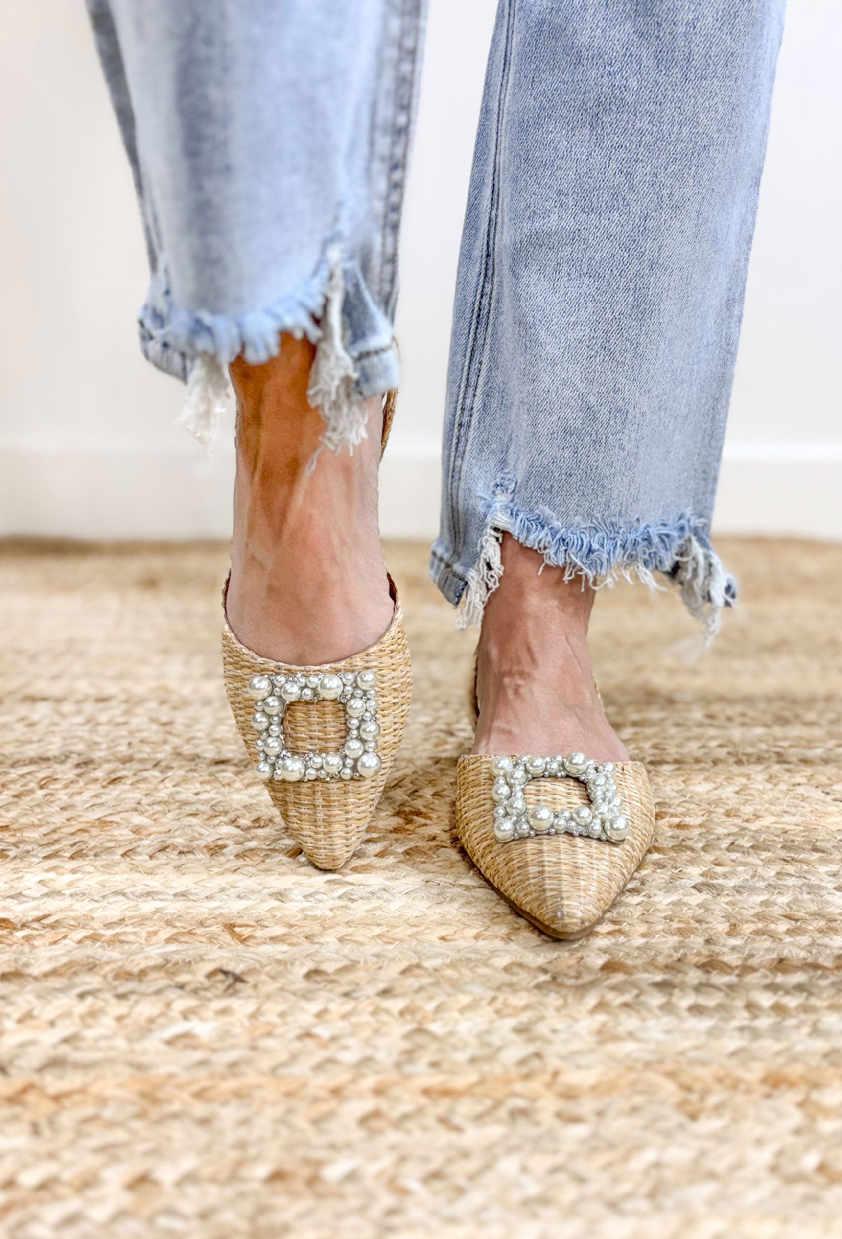 Meryl Flat shoes in Raffia material.